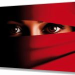 Szklany obraz Kobieta w czerwonej burce Arabska