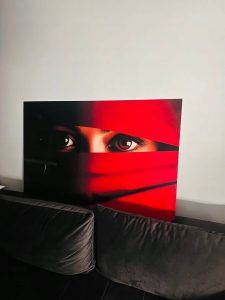 Szklany obraz Kobieta w czerwonej burce Arabska - obrazek 4